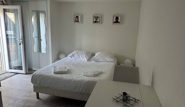 Quiet, self-contained studio near Tours