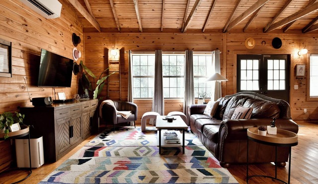 Quiet Serenity on 10 acres in Eureka Springs. Hoot Owl Cabin