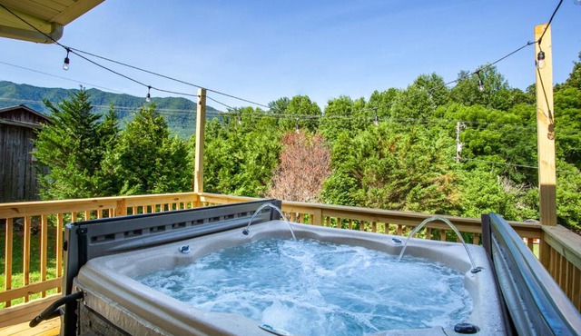 Quiet Side Retreat Hot Tub Fire pit Fireplace