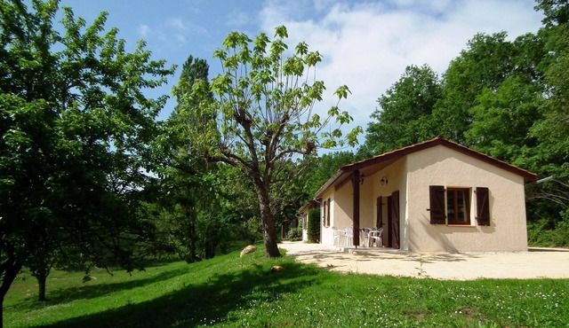 Quiet small house in Holiday Resort * swimming pool, tennis, bar, activities