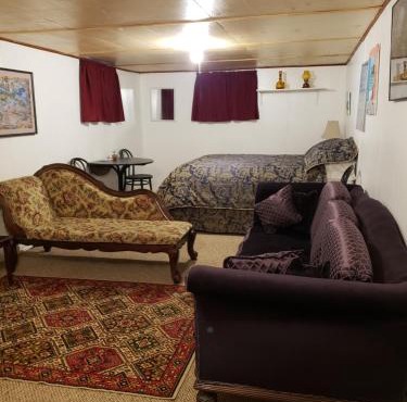 Quiet, smokefree room, private bathroom & entrance