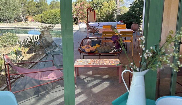 Quiet south-facing villa with private pool on wooded grounds near the calanques