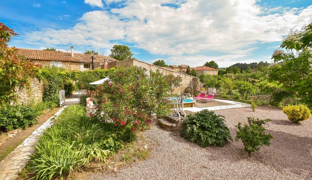 Quiet spacious house with air conditionning with private pool garden in village