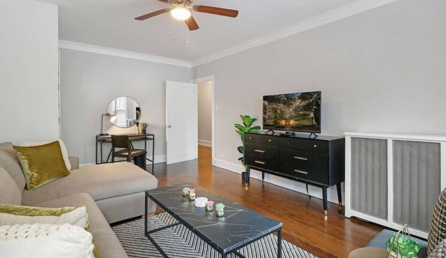 Quiet Spacious 2BR Apt walk to Train, near Shops
