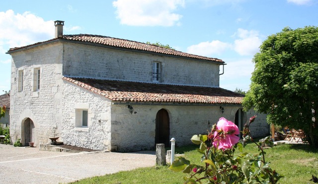 QUIET, SPACIOUS 3* GITE WITH MAGNIFICENT VIEWS OVER THE COUNTRYSIDE, SHOWER IN EACH ROOM