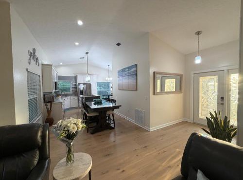 Quiet Spacious 3BR Home for 6 with Garage Parking Near KSC