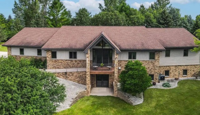 Quiet Spacious 5-Bedroom House or Crafting Retreat In Chilton, WI!