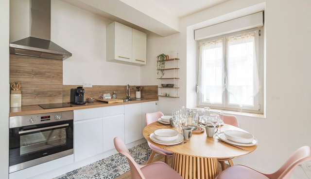 Quiet, spacious apartment near Reims-Cormontreuil shops