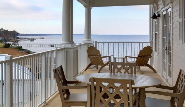 Quiet spacious condo retreat with pool and waterfront views, Inner Banks, NC