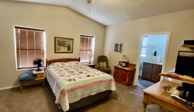 Quiet, spacious Master Bdrm, private bath, private entrance, in Verde Valley AZ