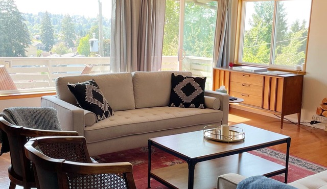 Quiet & Spacious Mid-Century Modern Retreat in West Seattle. Pet friendly!