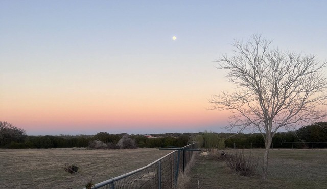 Quiet & Spacious Nature Retreat with Open Skies in TX Hill Country