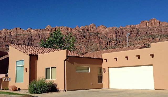 Quiet & Spacious Rim Village Townhome, Views, 2 King Beds, Community Pool/Spa