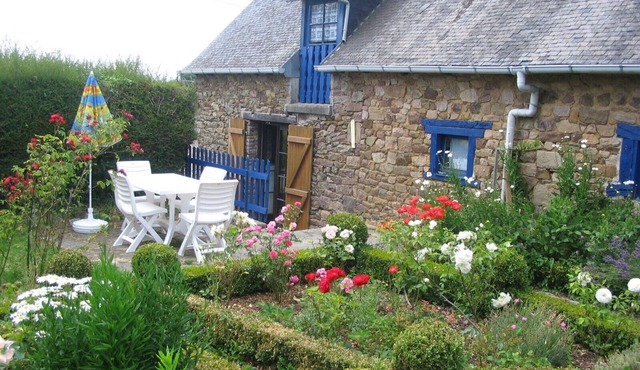 Quiet stone house (half a double house) with garden in idyllic surroundings