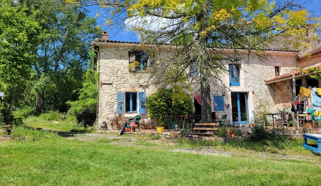Quiet stone house in the heart of the Tarn, with swimming pool and large garden