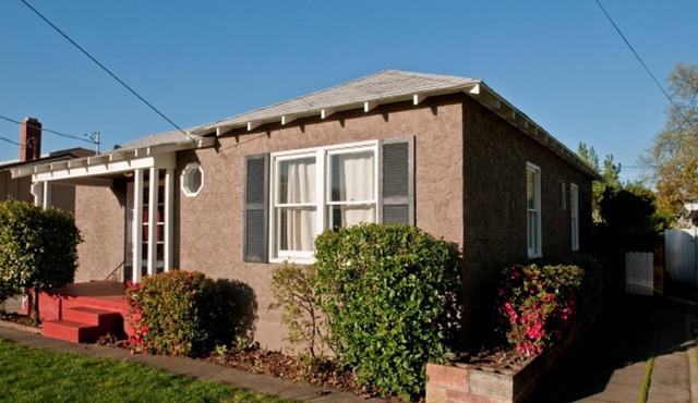 Quiet Street.- 1950's Charming 2 Bdrm House Close to Downtown, Civic, Bethel