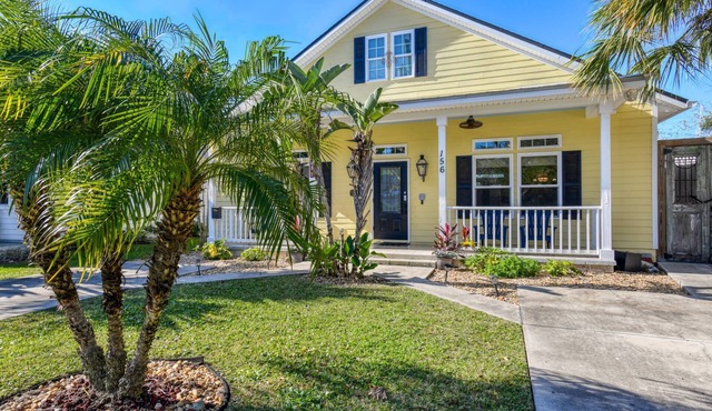 Quiet Street, Steps to Shops, Food, and Historic Downtown, 5 Miles to Beach! $300 in Free Tickets!