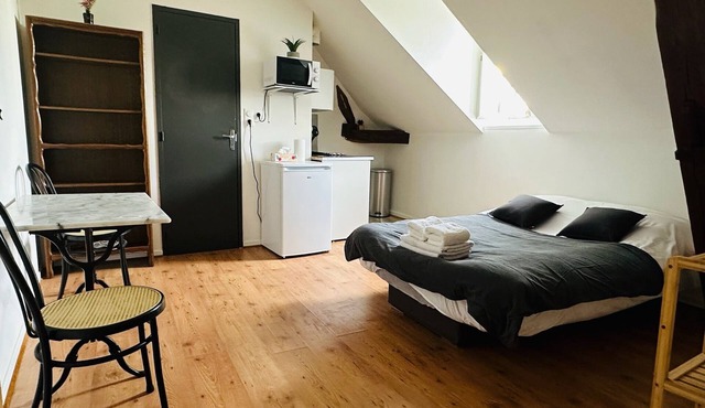 Quiet Studio 12 with Wifi and Parking in Troyes