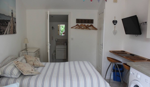 Quiet studio 2 minutes from all amenities, access to swimming pool