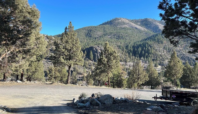 Quiet studio apartment with a mountain view