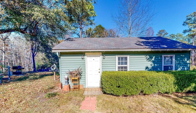 Quiet studio backed by woods, large dog-friendly yard
