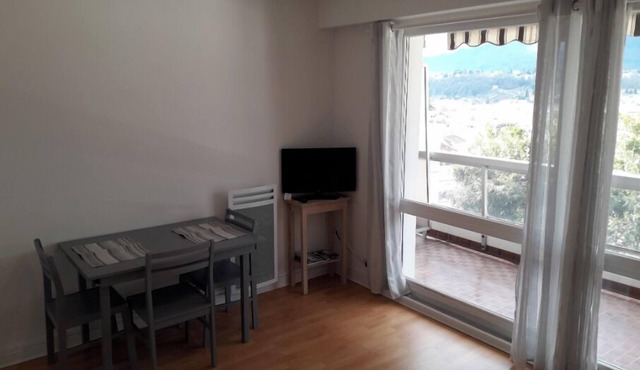 Quiet studio, balcony with lake view, parking, near the spa, close to the center