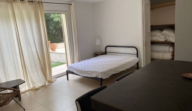 Quiet studio, large plot, terrace, 10 minutes from the sea.