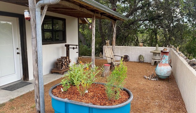 Quiet Studio located on 110 acre ranch with walking trails