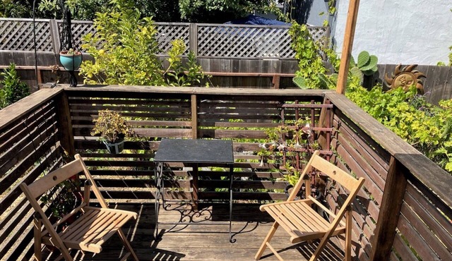 Quiet studio near 2 BART Stns. Richmond Annex. Full bathroom. Independent entry.