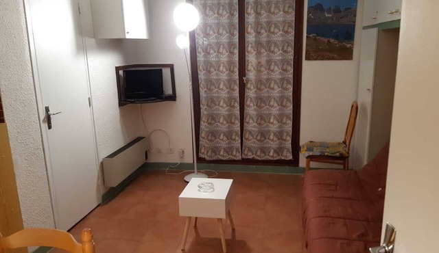 Quiet studio near the center of Allos, close to the famous lake, the Verdon and skiing.