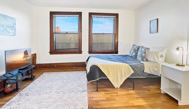 Quiet Studio on Grand Ave - Heart of Downtown