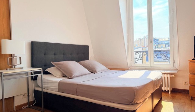 Quiet studio Steps Away from Champs Elysees in Paris