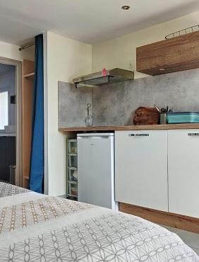 Quiet Studio with Private Parking