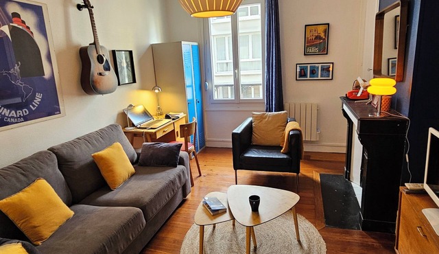 Quiet studio, walking distance to center, train station and beach, pets welcome.