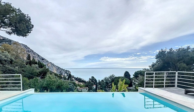 Quiet studio with private pool, air con and parking in Menton