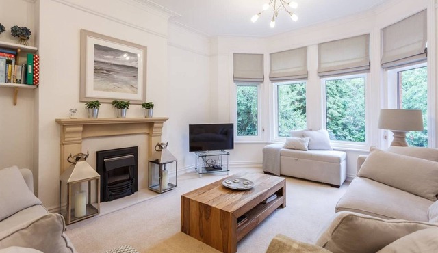 Quiet, stylish, 2BR/2-bath flat near Sandbanks, 3 mins to beach, sleeps 4+2