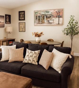 Quiet Stylish Stay with Office Space near Downtown