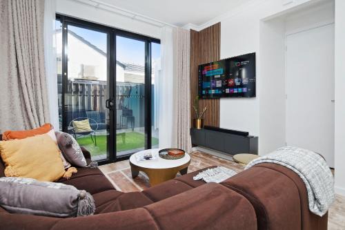 Quiet Suburban Escape Near Shops & Dining