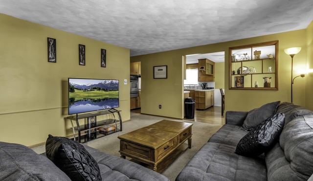 Quiet suburban home 10 minutes from airport/25 min from Niagara Falls