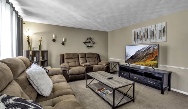 Quiet suburban home 10 minutes from airport/25 min from Niagara Falls