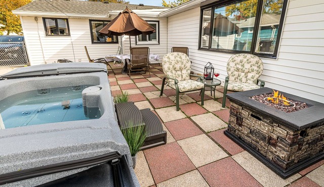 Quiet Suburban Home Minutes from Airport, Niagara Falls + all major attractions.