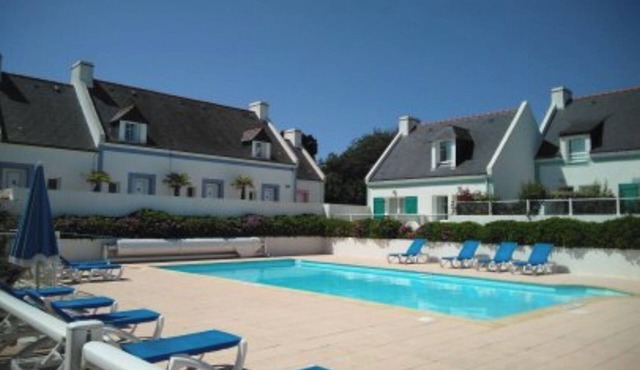 Quiet, sunny house in residence with swimming pool