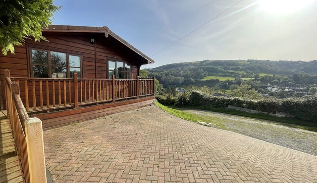 Quiet Sunny South Facing Lodge, Private Decking with Great views & Car Parking