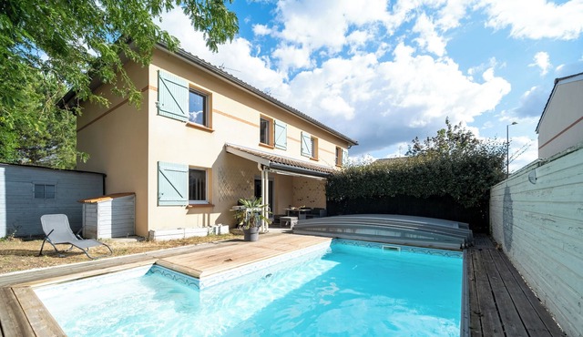 Quiet swimming pool & bbq villa accessible by public transportation in Toulouse