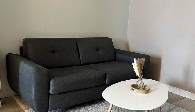 Quiet town house - sleeps 8 - pets welcome - 10 min from circuit