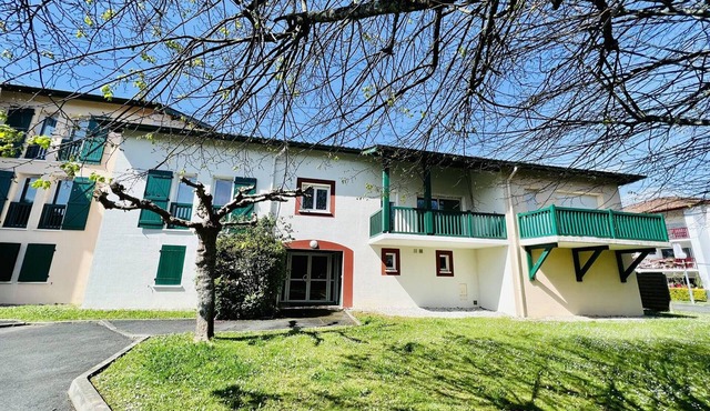 Quiet T2 apartment in Cambo-les-Bains with Wi-Fi and parking
