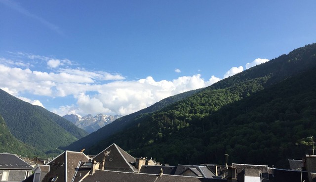 Quiet T2 Bis in the center of Bagneres-de-Luchon with balcony and garage