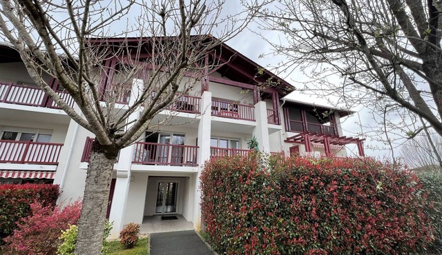 Quiet T2 in Cambo-les-Bains with parking and internet