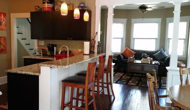 Quiet & Tasteful 1920's Home in Desirable Linwood