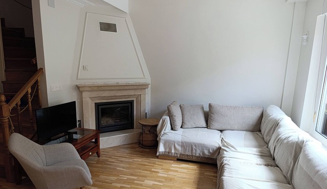 Quiet terraced house in Burgos with garden, river views and good connections